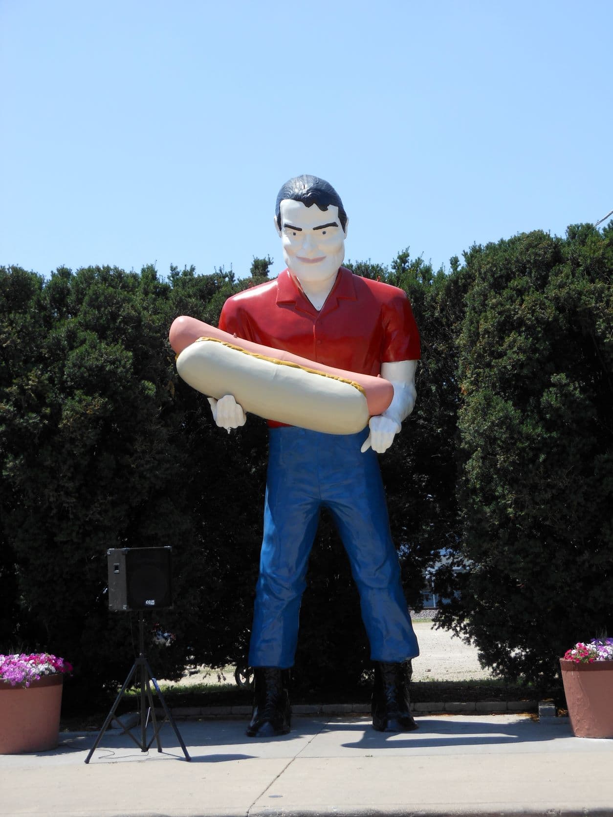 19' lumberjack statue with a big hot dog