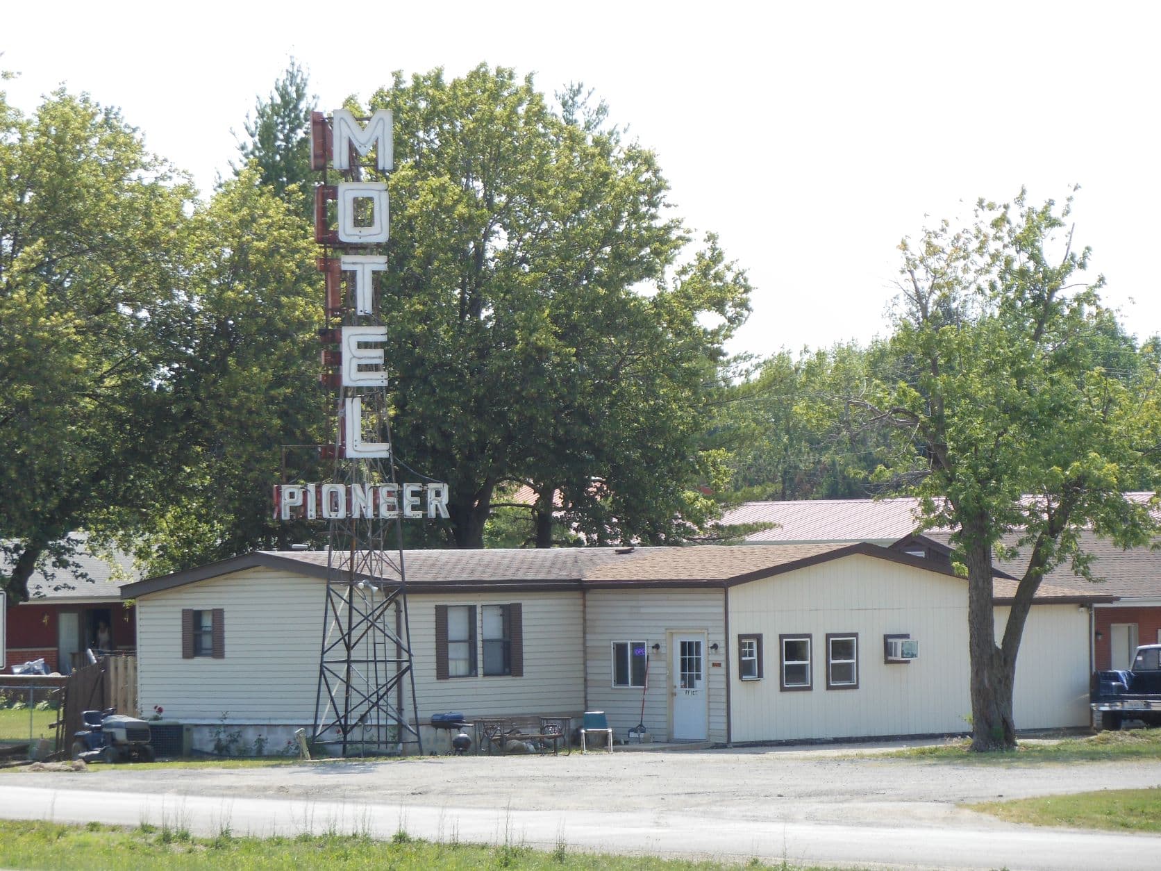Pioneer Motel