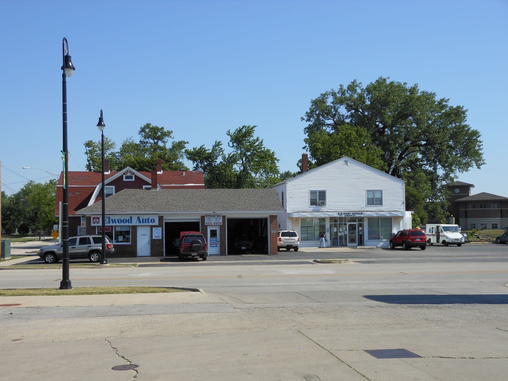 Elwood, IL US Post office and Auto Center