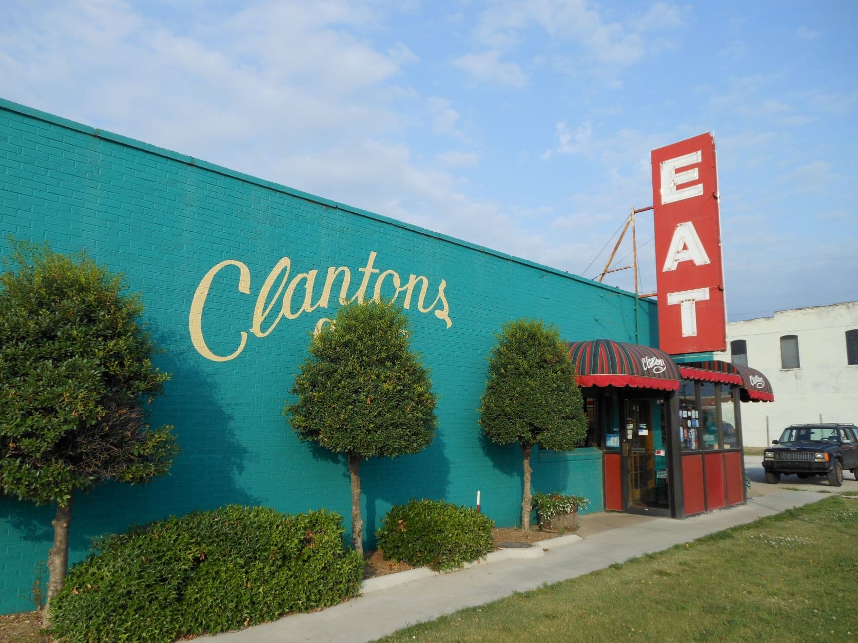 Vinita, OK - Clanton's Cafe - Diners, Drivins and Dives 2007 - Serves must-have Chicken Fried Steak!
