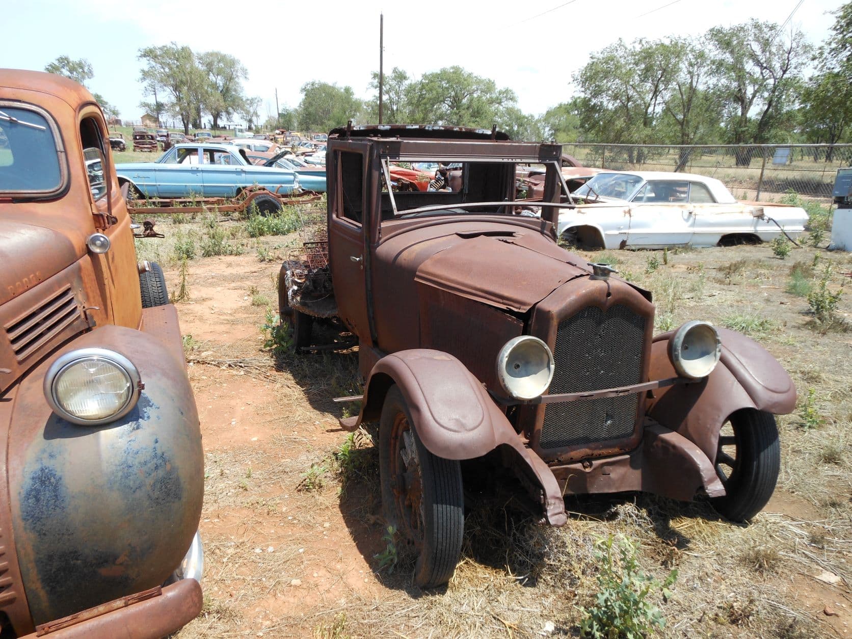 Shamrock, TX - Old rusty car - The tires look good.