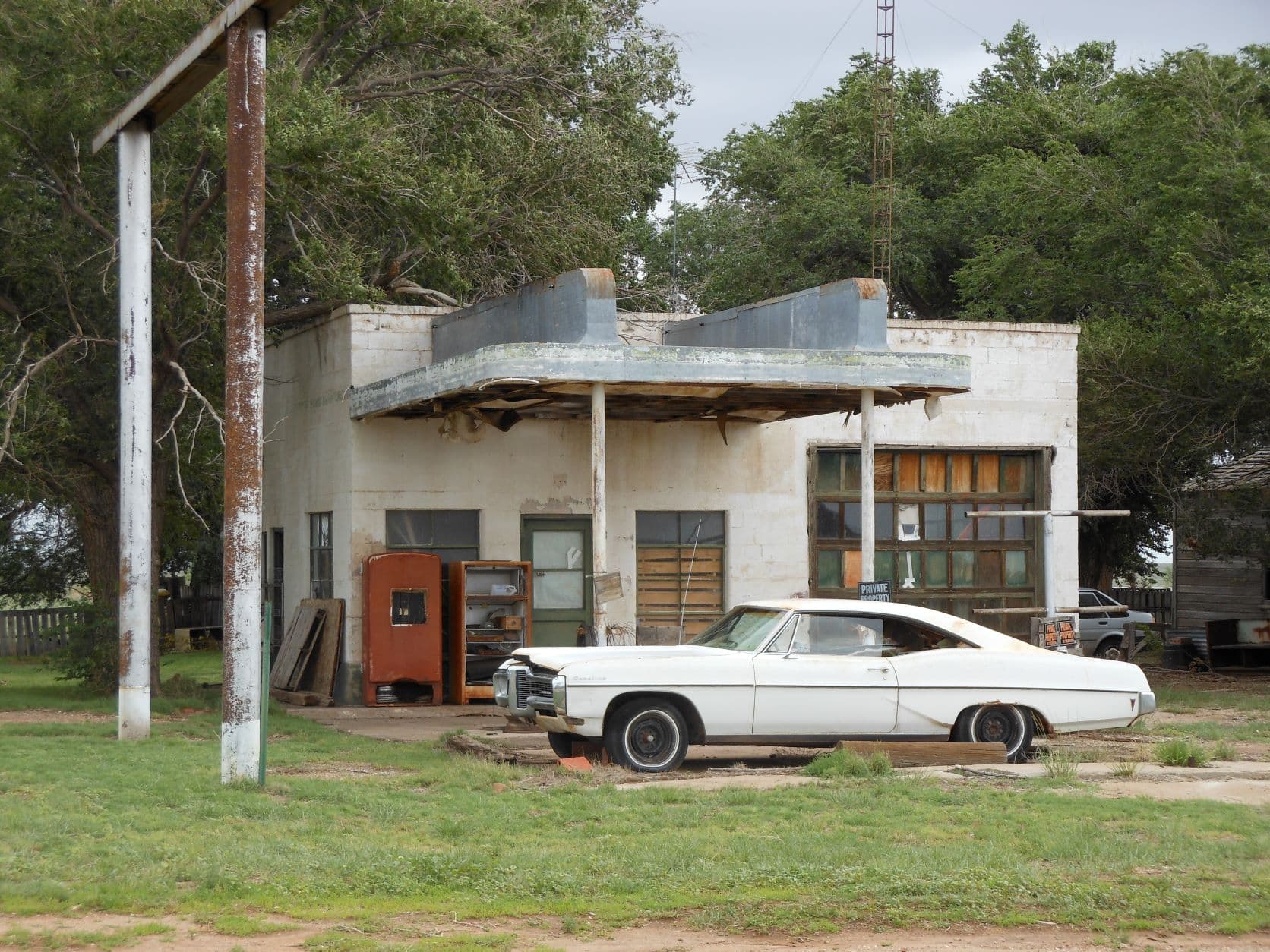 Abandoned gas station - Glenrio, TX