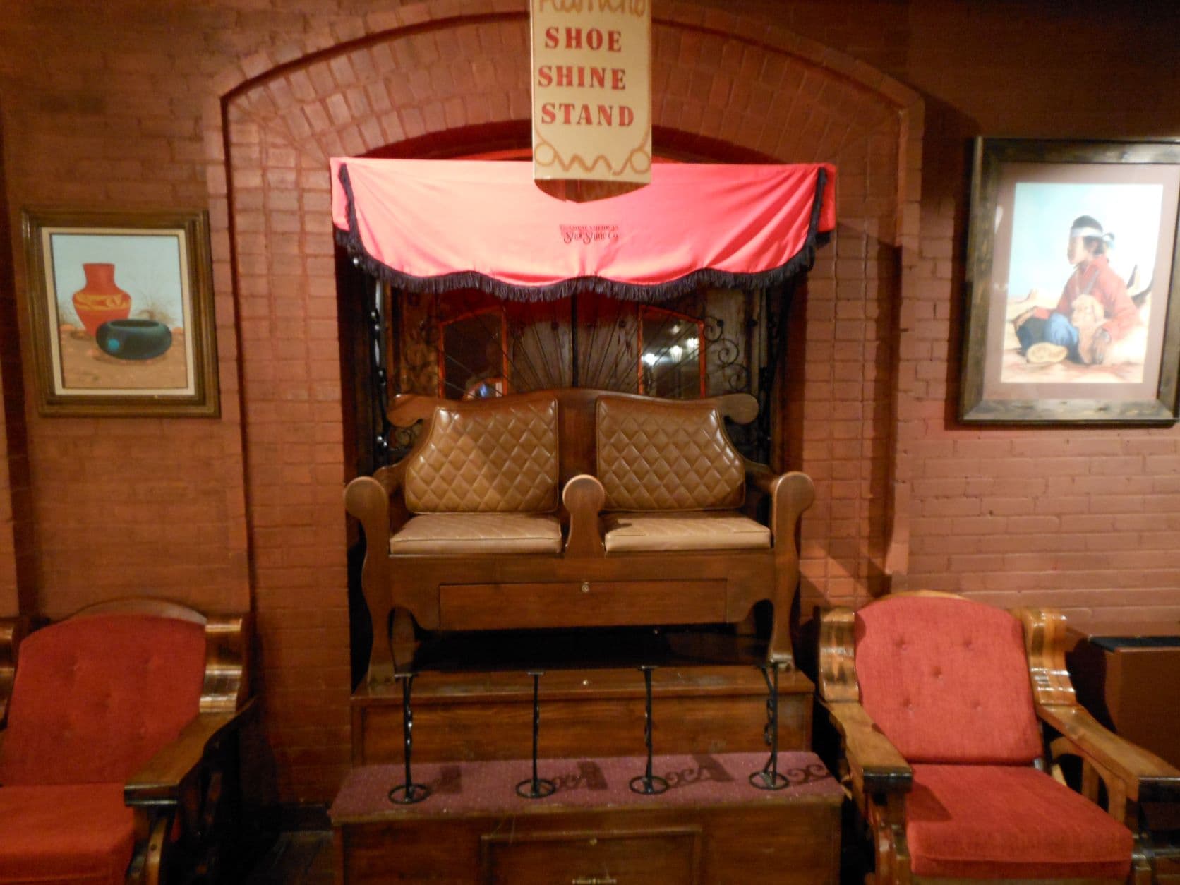 Shoe shine throne - Hotel El Rancho
